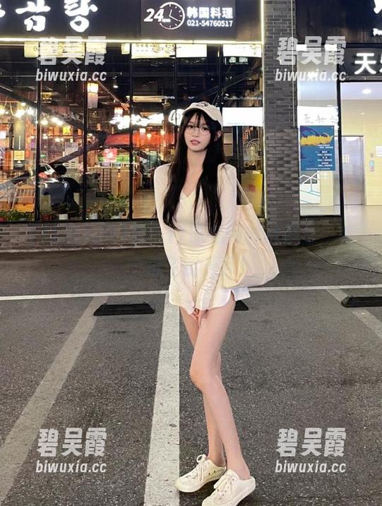 看！17吃瓜网的网页上，有个瓜飞过天际！