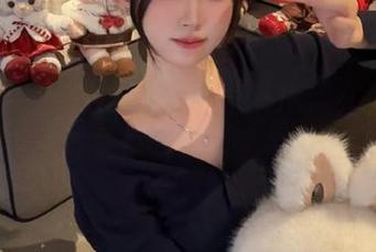 快来下载五一吃瓜，今天的热门八卦像拼图，等你来拼接！
