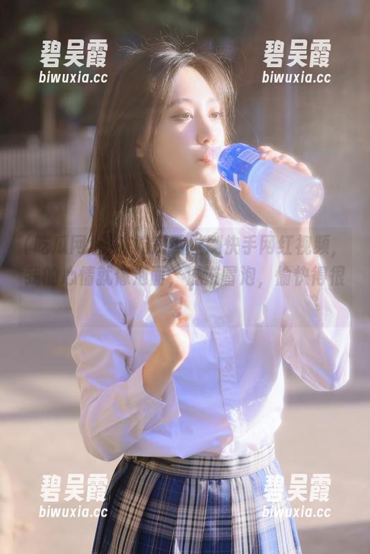 来吃瓜网址刷快手网红视频，我的心情就像泡面，滋滋冒泡，愉快得很！