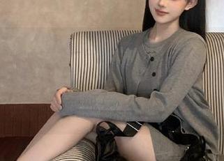 网曝吃瓜入口，对面有个小帅哥，正在跟网友讨论深夜食堂，眼神闪烁得让人侧目。