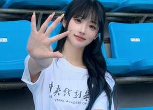 先刷“黑料不打烊166.su”的视频，然后默默看完一整斤零食……