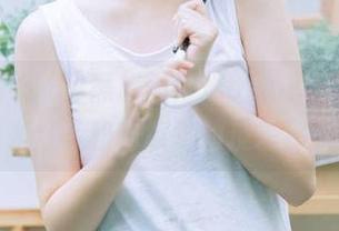 黑料不打烊app：网红们的荧光灯下和吃瓜时的反差那么大